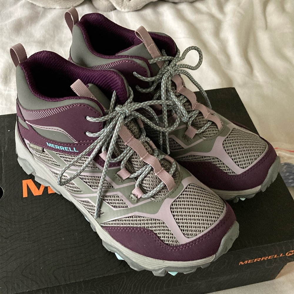 Merrell Ankle-High Moab Hiking Boots in girls size 4, new in box